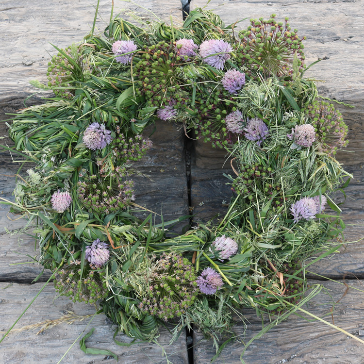 Naturdekoration Kranz aus Heu und Allium Blüten