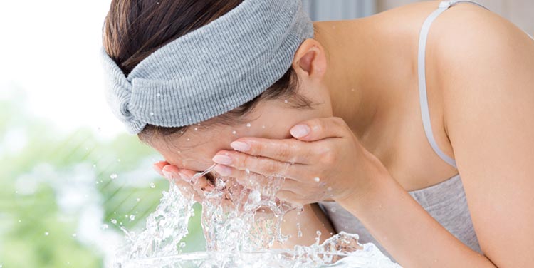 Kaltes Wasser erfrischt den Körper und die Seele kaltes Wasser zur Erfrischung