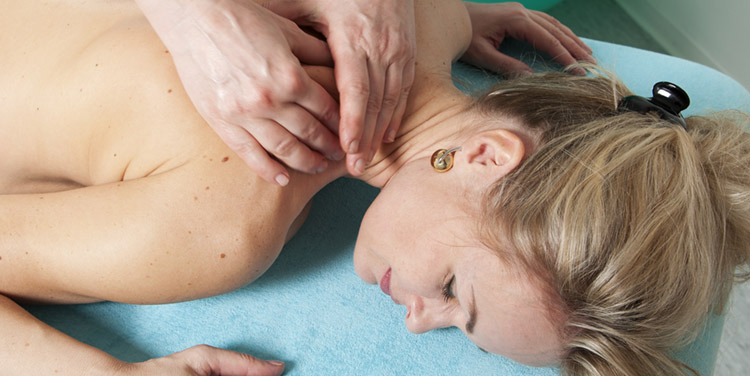 natürliches Körperöl KRAFTSTOFF zur Nackenmassage sowie zur Rückenmassage