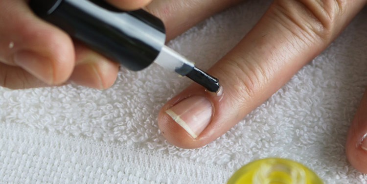 Nagelpflege bei brüchigen Nägeln