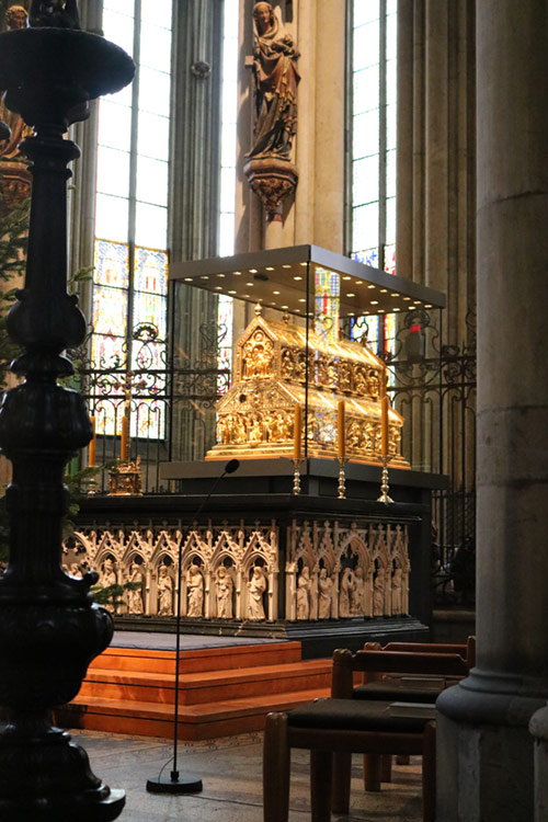 Hochaltar und Dreikönigsschrein im Kölner Dom