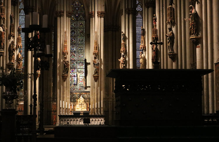 Der Kölner Dom innen mit Blick auf Dreikönigsschrein und Hochaltar