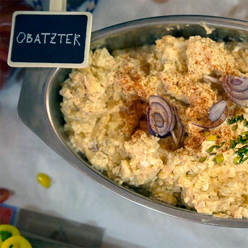 Unser Obatzter Rezept ist lecker zur Brotzeit, klassisch zu Weißwurst, Brezen und Weißbier aber auch nicht ganz so stilecht zu Raclette. Einfach ausprobieren! einfacher Obatzter Weichkäse Aufstrich