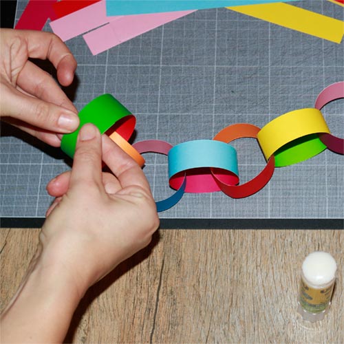 Girlande aus Papierstreifen