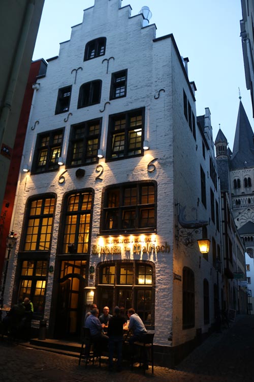 Altstadtgässchen mit den Fassaden der Patrizier, Bürger und Handwerkerhäuser in Köln