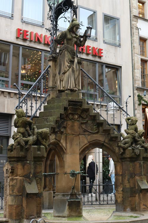 der Heinzelmännchenbrunnen in Köln Heinzelmännchenbrunnen in Köln