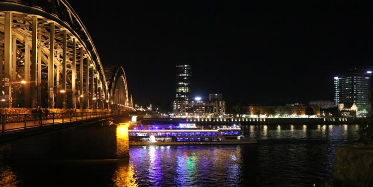 Partyschiff auf dem Rhein