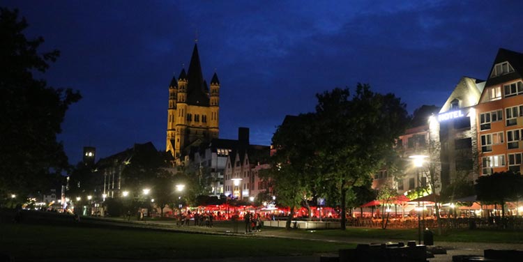 Abendstimmung im Rheingarten in Köln