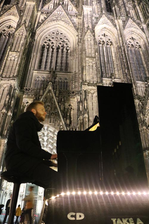 Pianist vor dem Kölner Dom