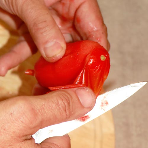 So häutet man Tomaten